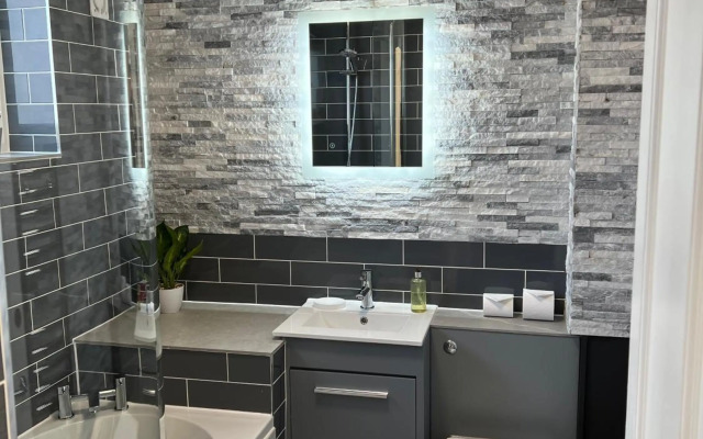 Comfortable King Bed - location - leisure - Contractors - Parking