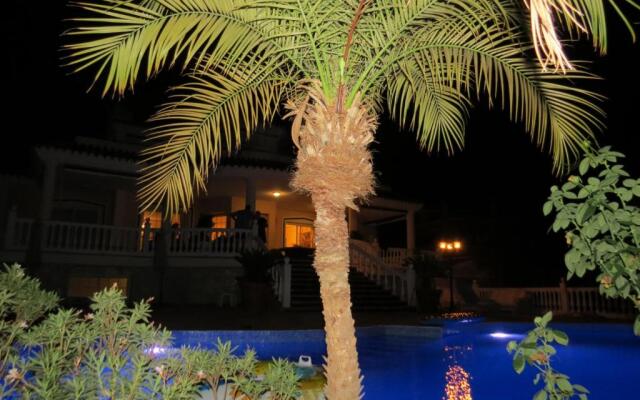 Spacious 700m2 villa, Golfers paradise.