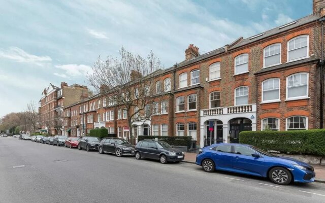 Elegant 2 Bed Flat with garden, close to Battersea Park