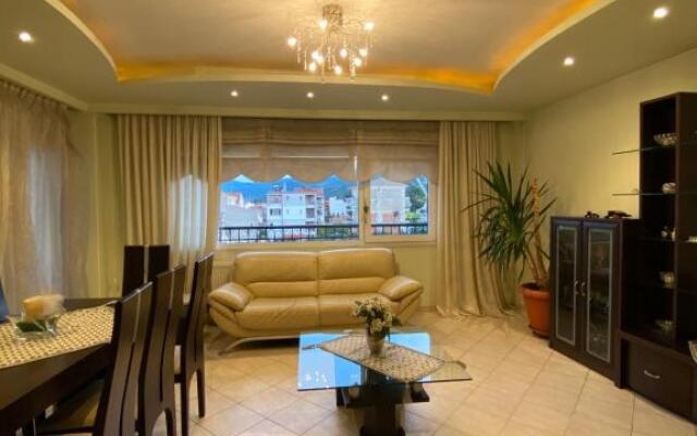 Florina House - Spacious with 2 Bedrooms and mountain view