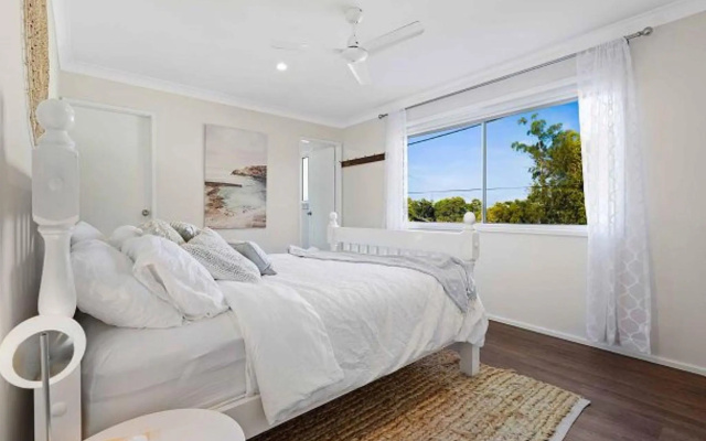 Pet Friendly Walk to the Water Park Shops and the Club – Guest Rooms – Sanctuary Point