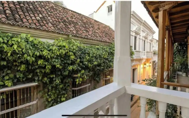 Luxury Large Apartment With Colonial Balcony