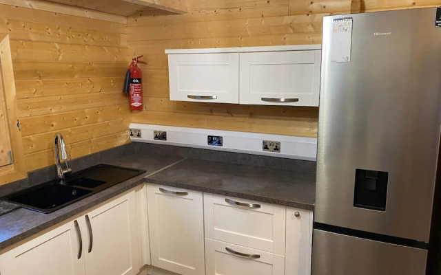 Inviting 2-bedroom Cabin in Ashton Under Hill