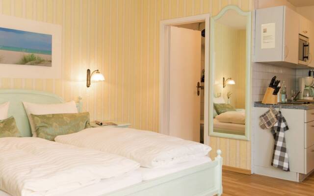 Bubbly Apartment in Warnemünde near Beach