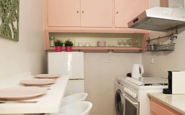 Vintage Apartment next to Acropolis Museum