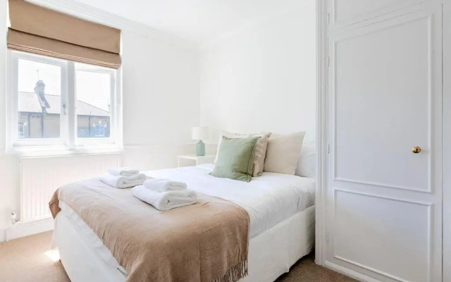 Spacious 3 bedroom flat with terrace