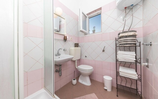 Beautiful Apartment in Vinisce With 2 Bedrooms and Wifi