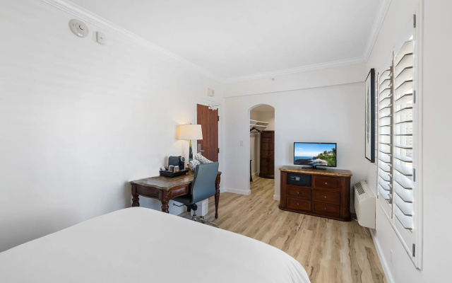 Beachcomber Resort & Club