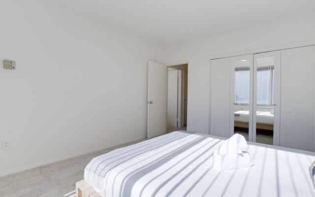 Sensational & Modern apt in Crystal City