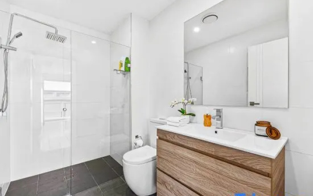 Centre of Newtown 1 BED APT – Bathroom – Sydney