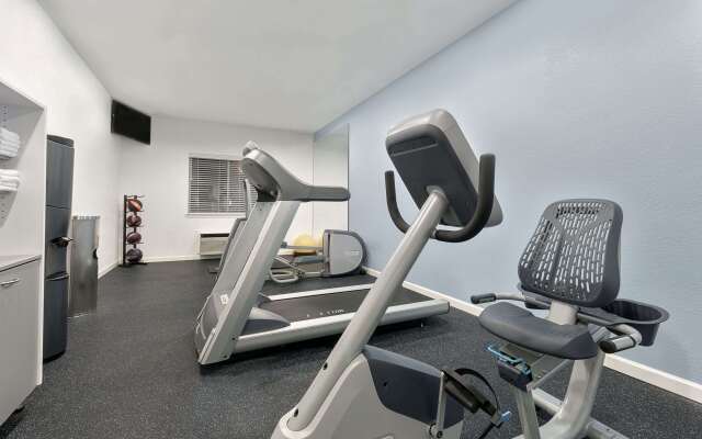 Days Inn & Suites by Wyndham Dallas