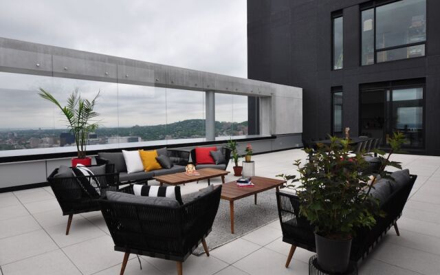 Tour des Canadiens Penthouse by Hometrotting