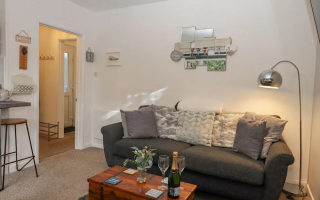 3 Dolphin Court