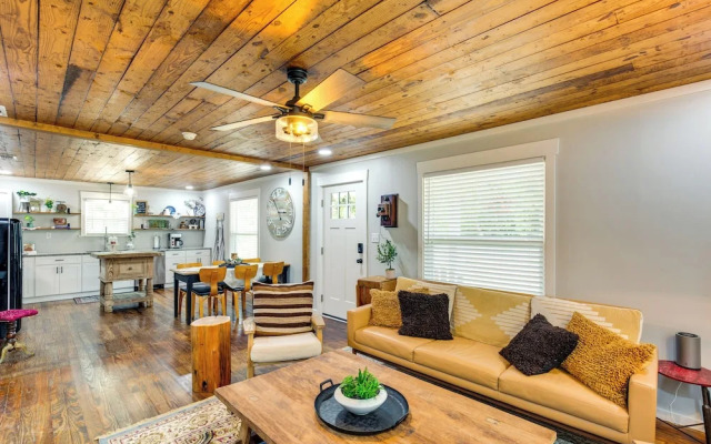 Lindale Vacation Rental w/ Deck & Grill!