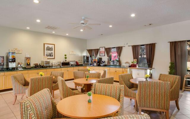 Econo Lodge Inn & Suites Hardeeville I-95