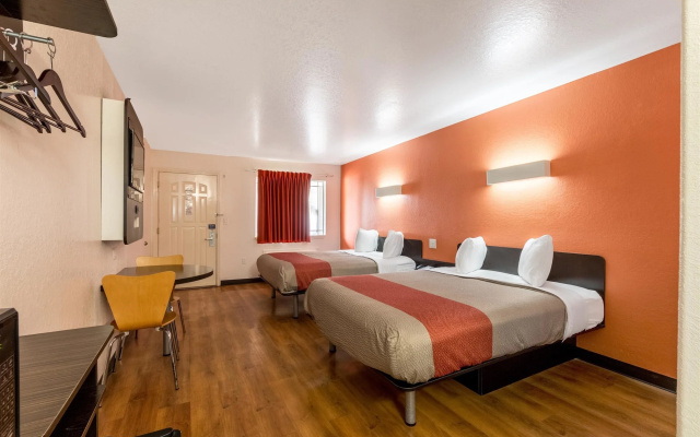 Motel 6 Seguin, TX