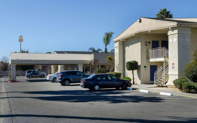 Super 8 Motel - Merced