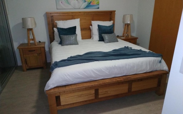 Best at Bright Point Absolute Waterfront 4 bedroom apartment – Guest Rooms – Magnetic Island