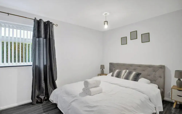 1bed-sleeps2-parking-nearcitycentre-jlr-nec