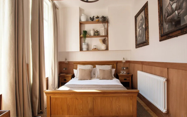 The Old Farmhouse Pub & Rooms