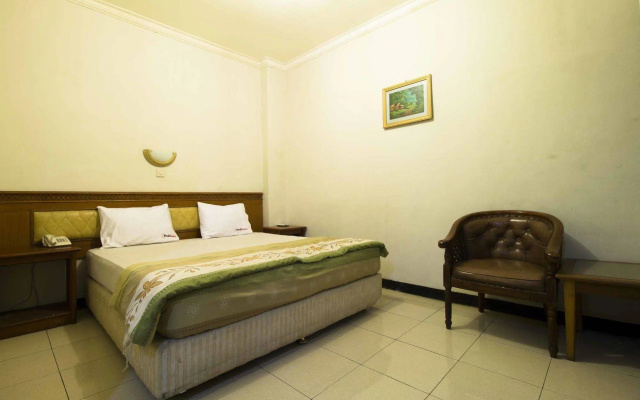 RedDoorz near Cihampelas Walk – Guest Rooms – Bandung