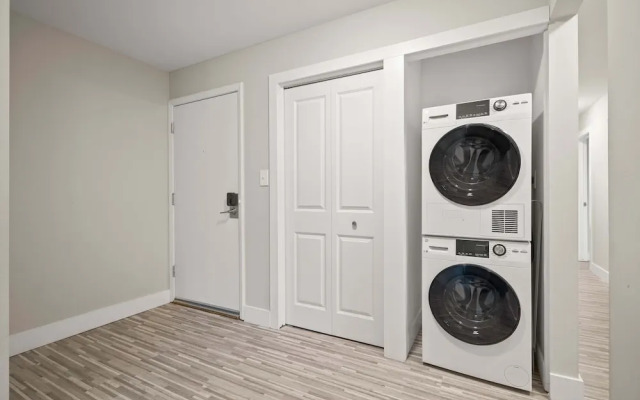 Relaxing 2BR 2BA Unit in the City