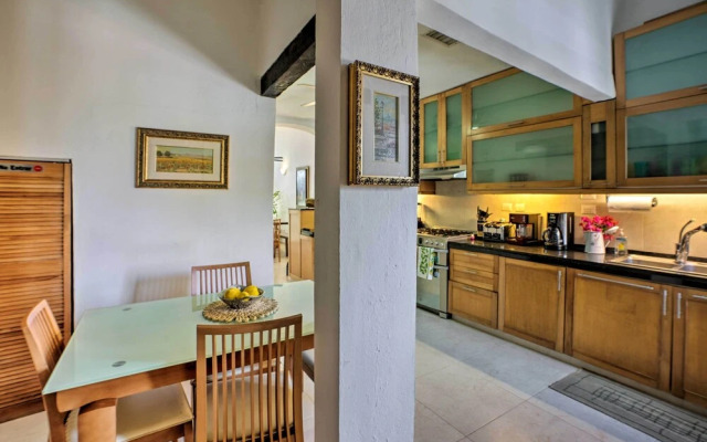 Updated Oceanside Townhome w/ Pool: Walk to Beach!
