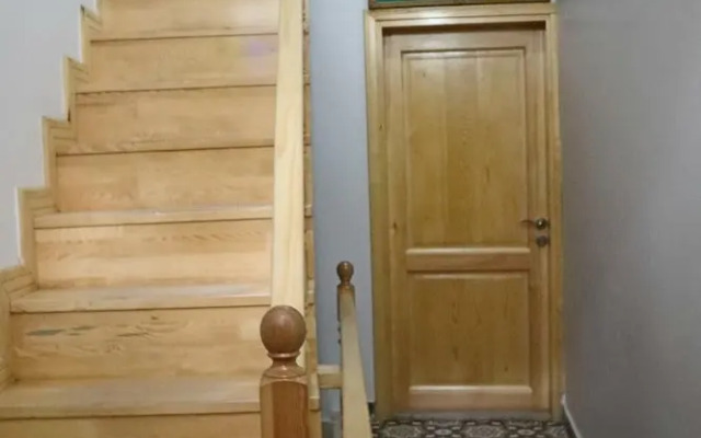 3 floor history mansion