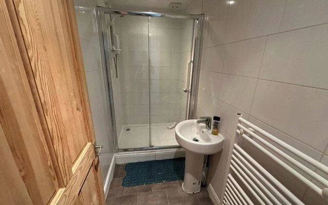 Spacious House- Parking, Garden & Central Location