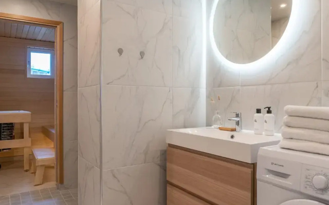 Fully renovated 3br apartment with sauna