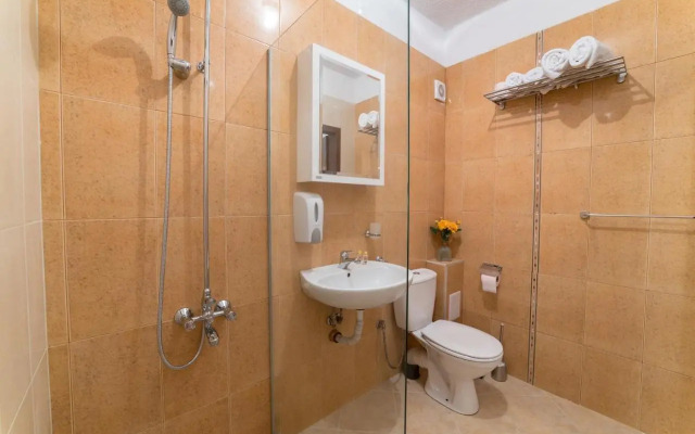 Comfort.Chic.Charming Apt with Terrace near NDK