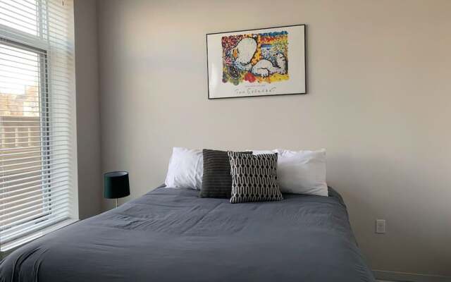 Modern 2 Bedroom on Riverfront w Parking
