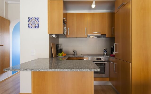 ALTIDO Bright 2BR Apt w/River Views &balcony in Alfama, moments from Santa Apolonia train station