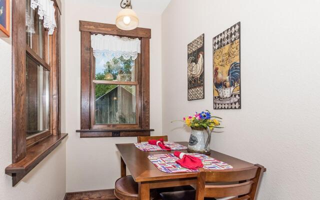 Mistletoe House in Fredericksburg