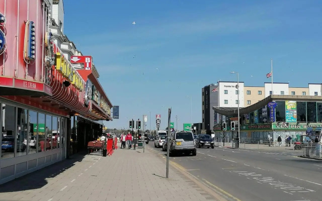 Beach Apartment - Sleeps 4, Garden & Parking