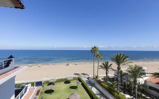 Fantastic first beach line attic apartment, sleep7