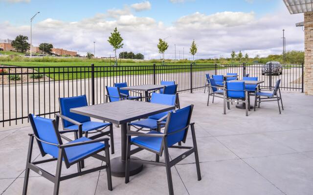 Holiday Inn Express & Suites Kansas City - Lee's Summit by IHG