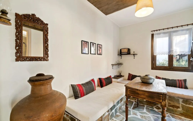 Snug Apartment in Agios Nikolaos With Garden