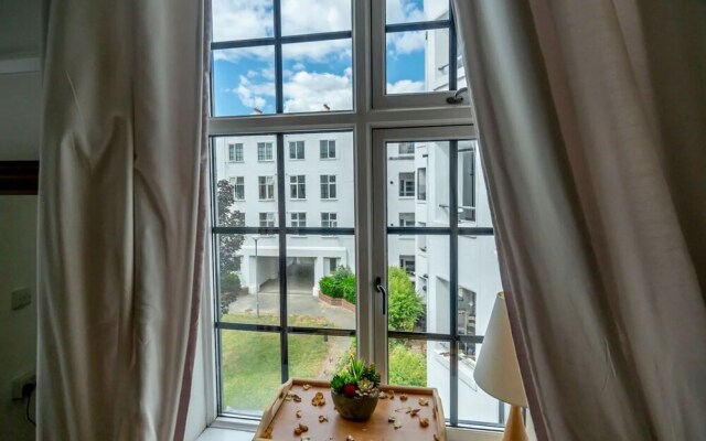 Plush Studio Flat in White City