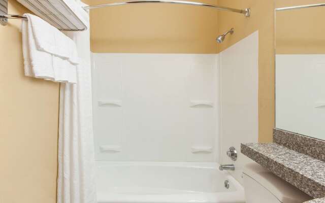 Microtel Inn & Suites by Wyndham Rogers