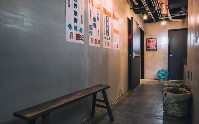 Corner Hostel & Cafe