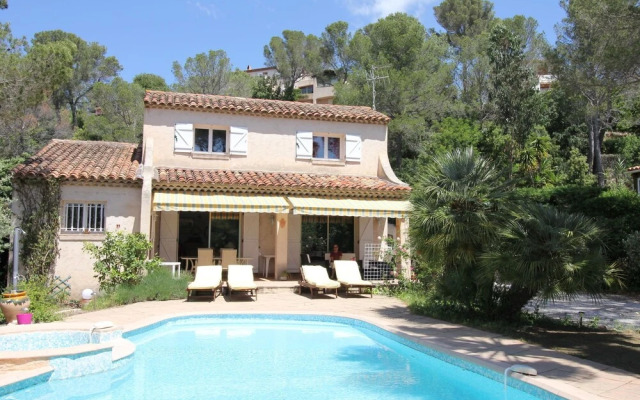 Spacious Villa at Saint-raphael With Jacuzzi