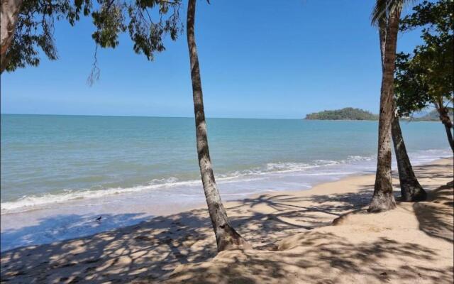 Absolute Beachfront 4 Bedroom Luxury Holiday Home