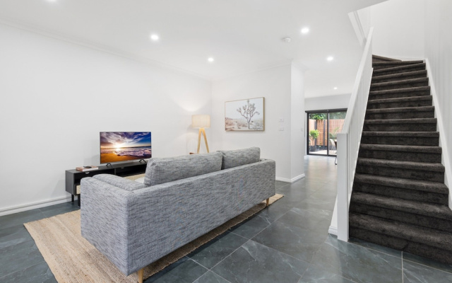 Sleek 2-bed Terrace Near Local Parks – Lobby – Melbourne