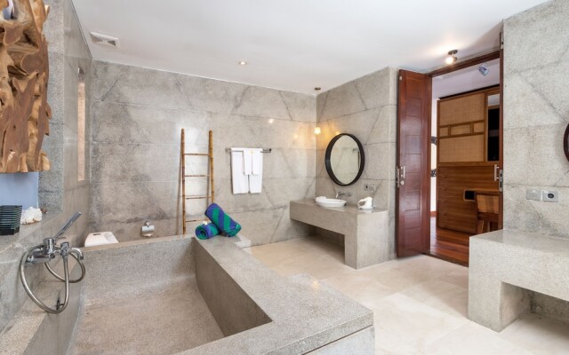 Charming Oceanfront 3 Br Villa in Seminyak