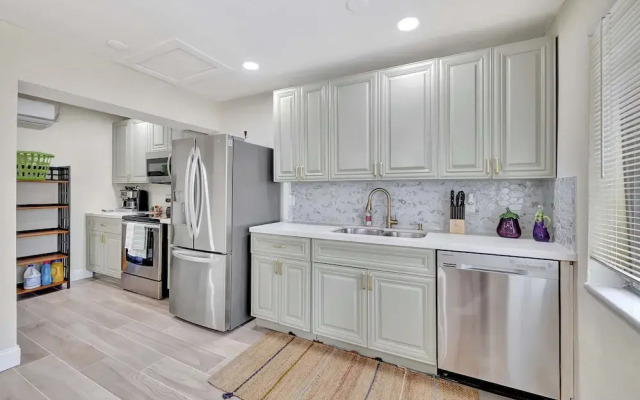 Pompano Beach Bungalow for 5!