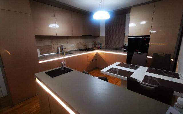 Luxury apartment. 10 minutes taxi ride to center