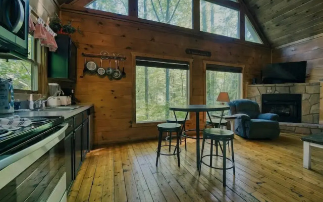 Cabin in Nature w/ Hot Tub & Games!