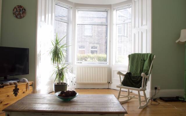 Garden Home Near City Centre With Parking, Sleeps 5