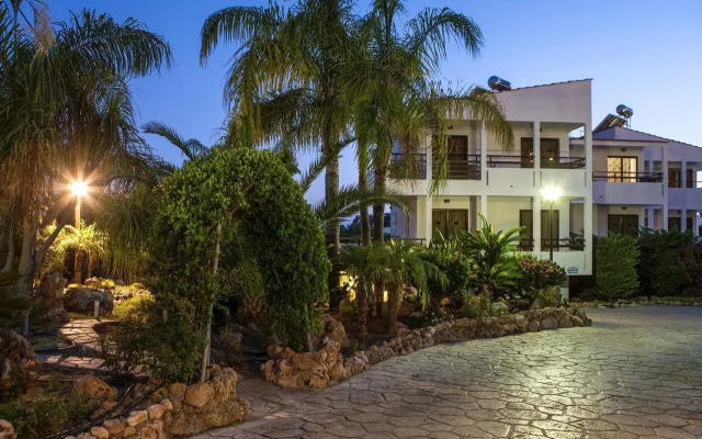 Coliseum Studios & Apartments